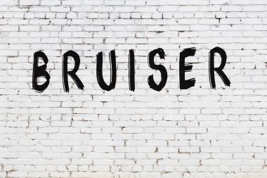 Üzerinde siyah boya kabartması olan beyaz duvar.