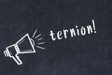 Kara karatahtaya tebeşir hoparlörü ve yazıt ternionu