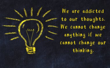 Ampul çizimi ve akıllı alıntıyla siyah karatahta