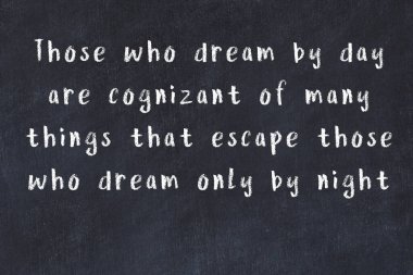 Üzerinde bilge yazılar olan siyah karatahta.