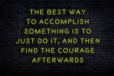 Tuğla duvardaki neon ışığın gece görüşü. Bilge Qoutation. 