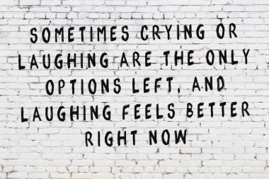 Beyaz tuğla duvar arkaplanına siyah düşünceli bir yazı.