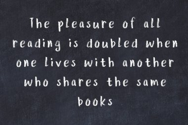 Üzerinde bilge yazılar olan siyah karatahta.