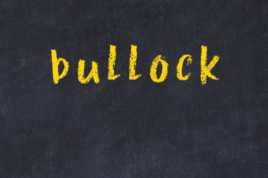 Üzerinde yazı tahtası olan siyah karatahta