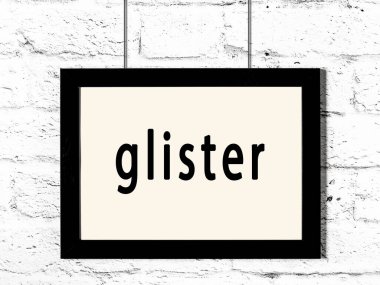 Beyaz tuğla duvarda asılı siyah çerçeve.