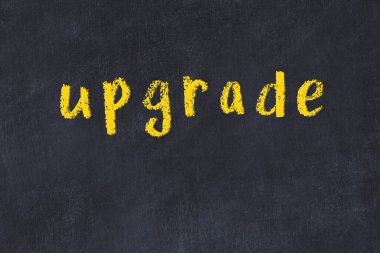 Yükseltme sözcüğünün yazılı olduğu tebeşir masası