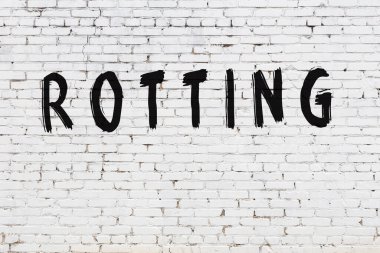 Üzerinde siyah boya kalıntıları olan beyaz duvar.