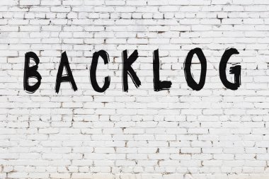 Beyaz tuğla duvara yazı birikmiş.