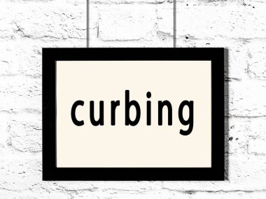 Beyaz tuğla duvarda asılı siyah çerçeve ve yazı engelleyici