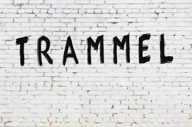 Beyaz tuğla duvara yazıtlar çizilmiş.