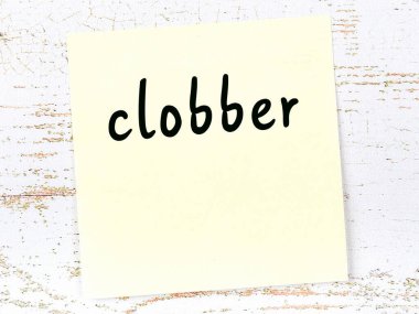 Tahta duvarda el yazısıyla yazılmış bir not var.