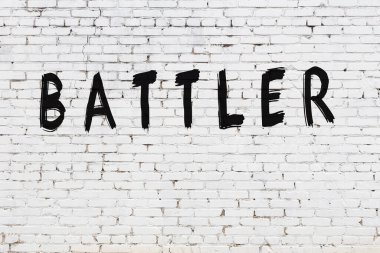 Üzerinde siyah boya yazan beyaz duvar.