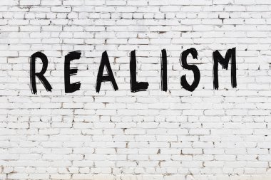 Üzerinde siyah boya yazıları olan beyaz duvar.