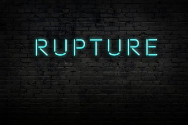 Tuğla duvardaki neon ışıklarının gece görüşü ve yazıt yırtılması.