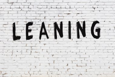 Yazıt beyaz tuğla duvara yaslanmış.