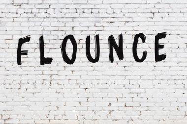 Beyaz tuğla duvara yazı yazma fırçası