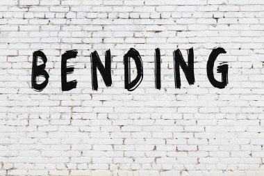 Beyaz tuğla duvara yazılmış yazıt bükme