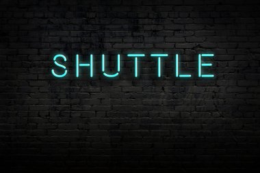 Tuğla duvarda üzerinde yazı olan neon ışığı gece görüşü