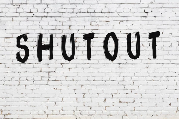 Napis shutout malowany na białej ceglanej ścianie — Zdjęcie stockowe