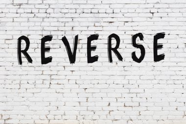 Beyaz tuğla duvara yazının tersi yazılmış.