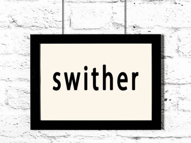 Beyaz tuğla duvarda asılı siyah çerçeve.