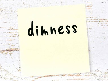 Tahta duvardaki sarı yapışkan nota, el yazısıyla karartılmış.