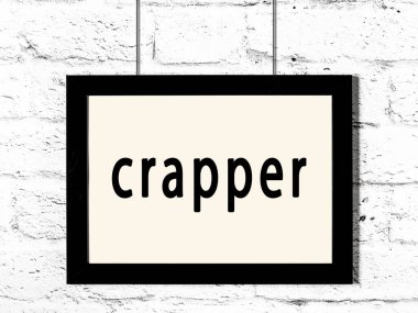 Beyaz tuğla duvarda asılı siyah çerçeve.