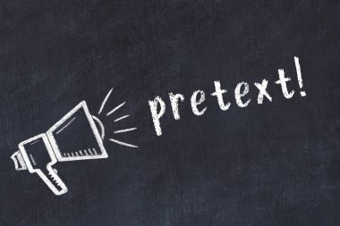 Kara karatahtaya tebeşir hoparlörü ve yazı bahanesi