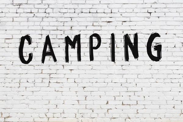 Inscrição camping pintado na parede de tijolo branco — Fotografia de Stock