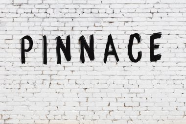 Üzerinde siyah boya izi olan beyaz duvar.