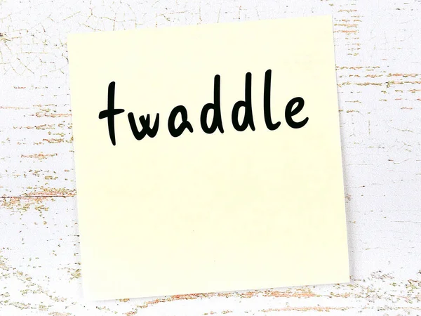 Sözcüklerle dolu sarı kağıt. Hatırlatma konsepti