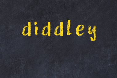 Üzerinde yazı olan siyah karatahta.