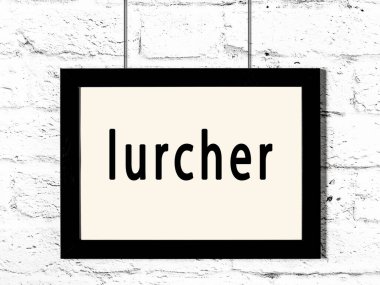 Beyaz tuğla duvarda asılı duran siyah çerçeve.