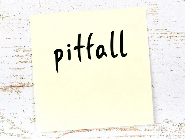 Kelime tuzağı olan sarı kağıtlar. Hatırlatma konsepti