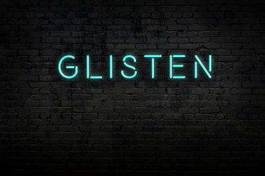 Neon işareti. Kelimeler tuğla duvara karşı parlıyor. Gece görünümü