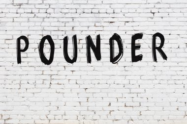 Üzerinde siyah boya yazıtları olan beyaz duvar.