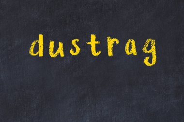 Dustrag sözcüğünün yazılı olduğu tebeşir masası.