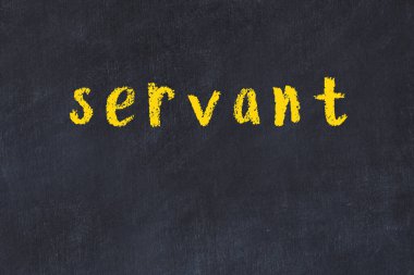 Siyah karatahta ve üstünde yazı işçisi var.