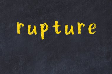 Üzerinde yazıt yırtığı olan siyah karatahta