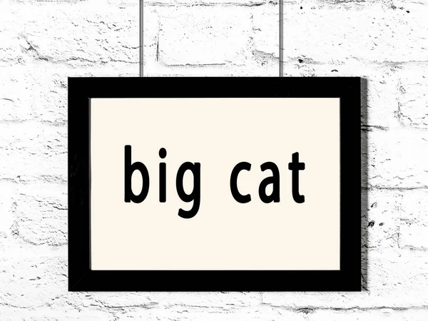 Fekete keret lóg fehér tégla fal felirattal nagy macska — Stock Fotó