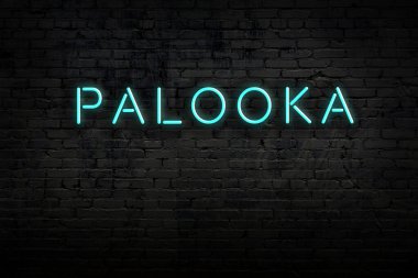 Neon işareti. Kelime palooka tuğla duvara karşı. Gece görünümü