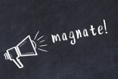 Tebeşir hoparlörü ve kara karatahtanın üstündeki yazı kralı