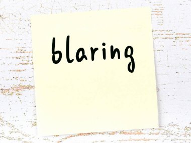 Tahta duvarda sarı yapışkan bir not, el yazısıyla yazılmış bir işaret.