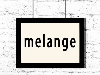 Beyaz tuğla duvarda asılı siyah çerçeve.