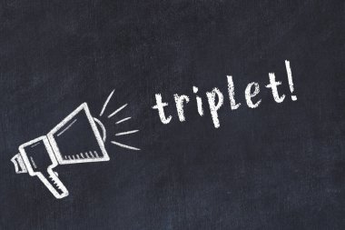 Kara karatahtaya tebeşir hoparlörü ve yazıt üçlüsü