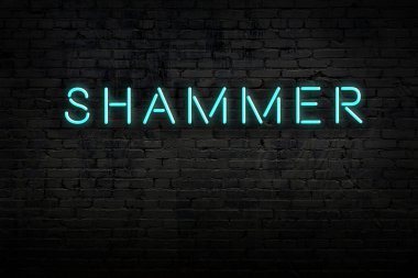 Duvardaki yazıtlı neon levhanın gece görüşü