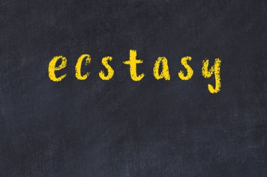 Üzerinde ecstasy yazan tebeşir masası.