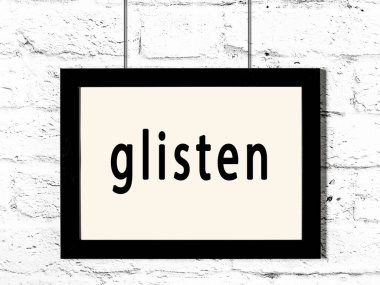 Beyaz tuğla duvarda asılı siyah çerçeve.