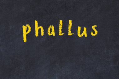 Üzerinde yazı olan siyah karatahta.