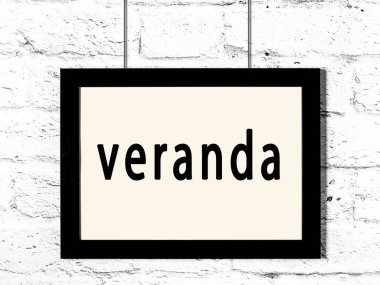 Beyaz tuğla duvarda asılı siyah çerçeve ve yazıt verandası